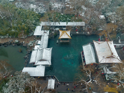 航拍雪后济南趵突泉公园