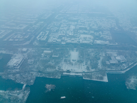 航拍雪后济南大明湖公园