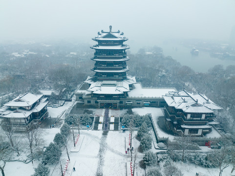 航拍雪后济南大明湖公园