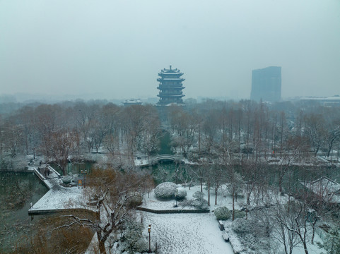 航拍雪后济南大明湖公园