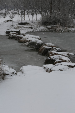 冬天下雪中原生态石跳桥