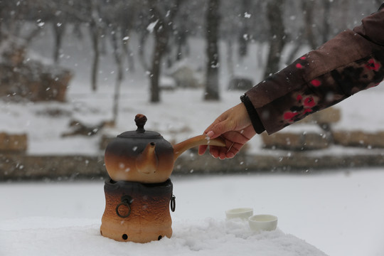 室外冬日下雪中烹茶