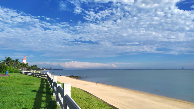 蓝天白云大海沙滩海岸