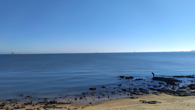 蓝天大海礁石沙滩