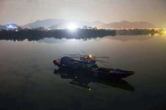 夜晚渔船