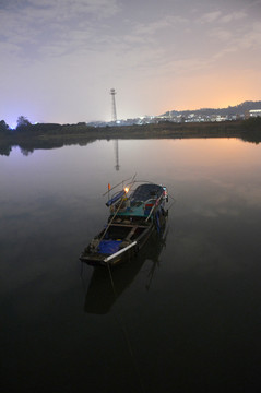 夜晚渔船