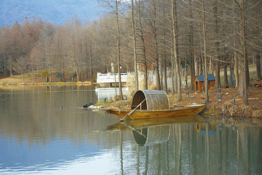 湖边木船