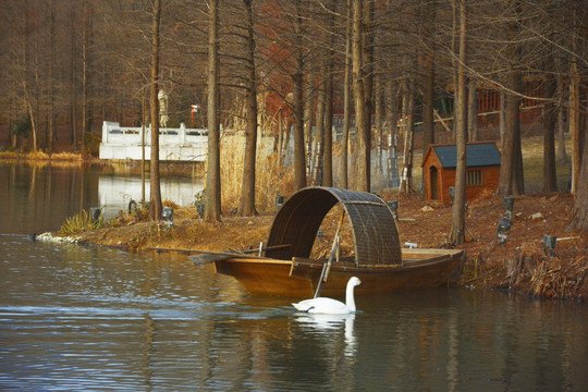 湖边小船