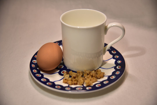 营养早餐牛奶鸡蛋核桃仁