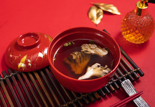 鸽子舞茸汤