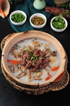 牛肉香菇砂锅粥
