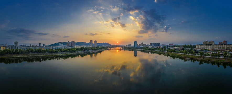 宽幅美丽的信阳市日落全景图