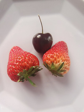草莓和车厘子