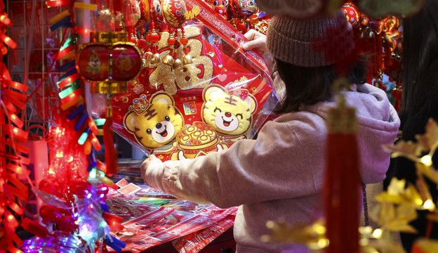 商店挑选春节新年装饰品的女人