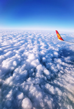 在飞机上看云朵