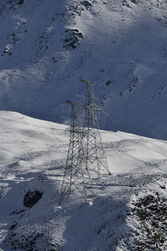 雪山高压电塔