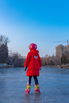 红衣服的小女孩在湖面滑冰