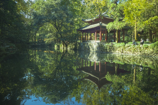 杭州灵隐飞来峰冷泉亭