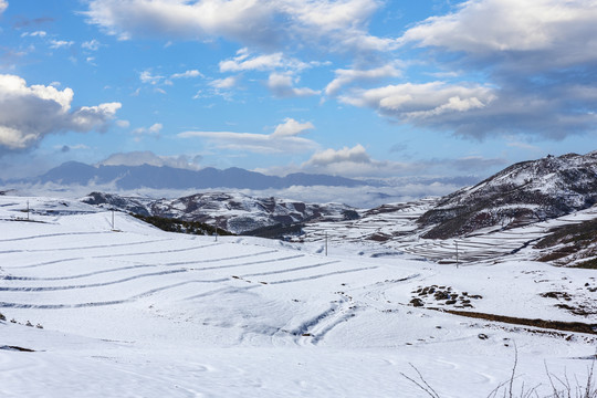 昭通大山包蓝天白云雪山