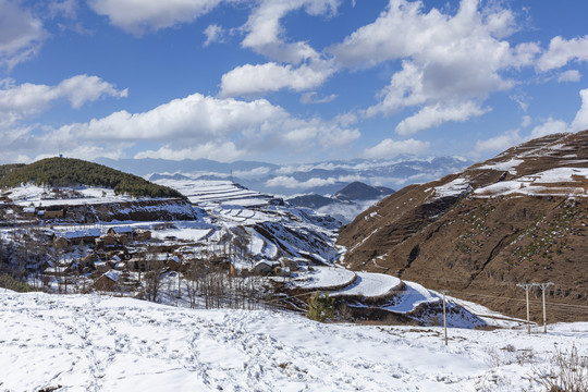 昭通大山包蓝天白云雪山