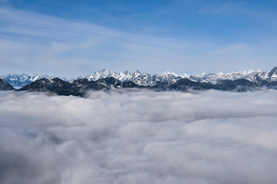 达瓦更扎雪山云海