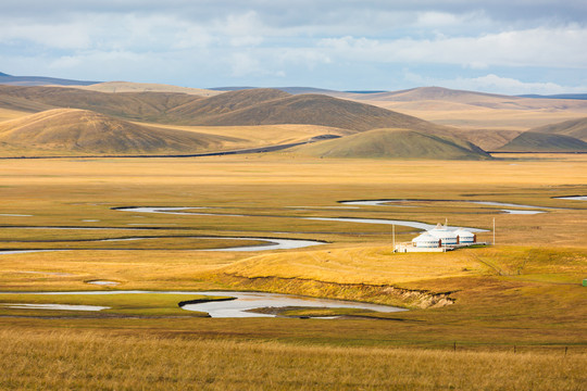 秋季莫日格勒河草原蒙古包