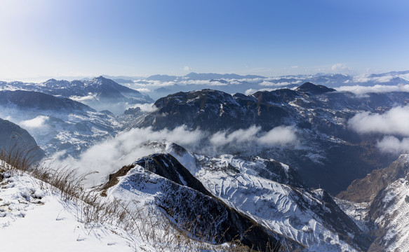 昭通大山包雪山云海蓝天白云