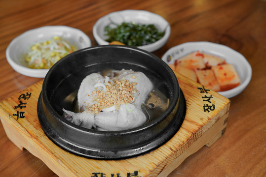 韩国料理朝鲜美食人参鸡汤