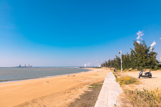 东方市鱼鳞洲海边大风车