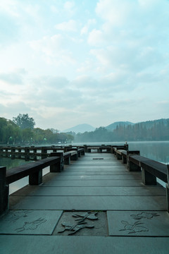 杭州西湖清晨长桥