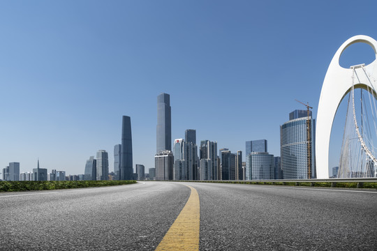 沥青路面天际线和广州摩天大楼