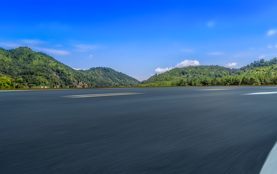 沥青公路天际线和青山背景