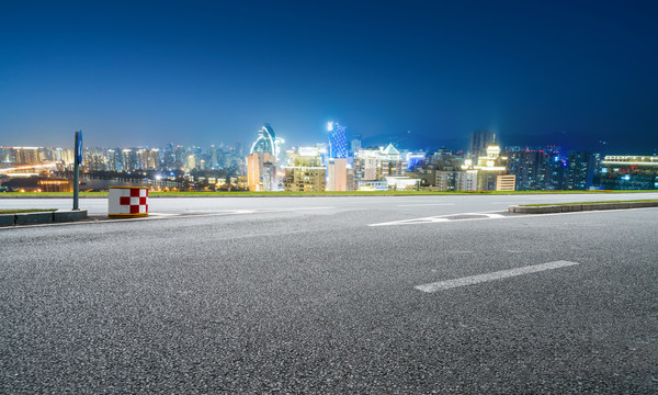 沥青地面和城市夜景