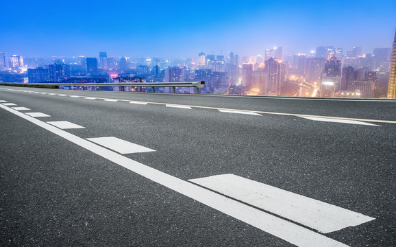 前进的道路和城市夜景