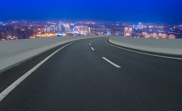 高速公路和城市景观夜景