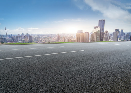 前进的道路和城市景观