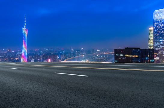 道路地面和金融区建筑夜景