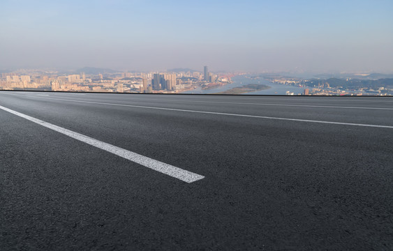 高速公路和城市景观