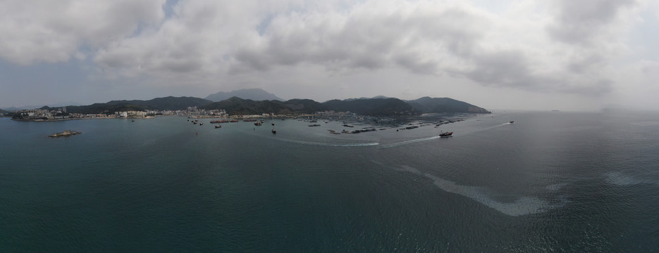 航拍海上岛屿风光全景图