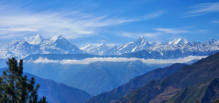 高山云海雪山