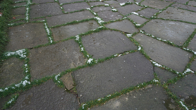 石板青草残雪