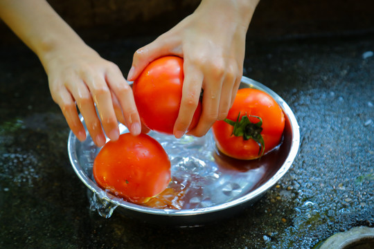洗番茄