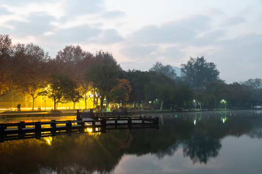 杭州西湖清晨晨雾