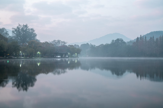 杭州西湖清晨晨雾
