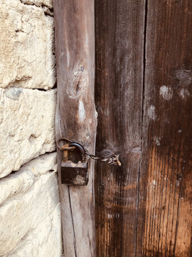 土砖木门的旧锁