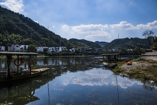 山水倒映