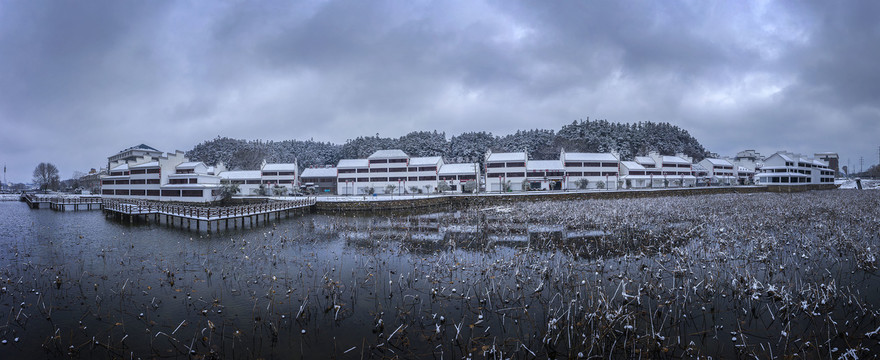 宽幅荷塘村庄雪景