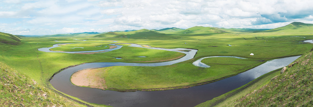 夏季草原河流牧场蒙古包全景