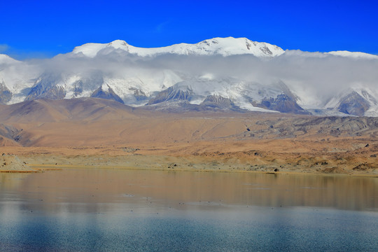 雪山圣水