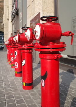 一群消防栓